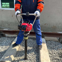 An Iron Mechanical Track Internal Combustion Tamping Pick An Iron Mechanical Track Internal Combustion Tamping Pick