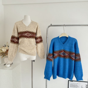Retro rhombus jacquard pullover sweater V-neck sweater top 
Retro rhombus jacquard pullover sweater V-neck sweater top
