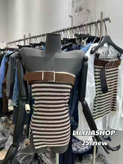 South Korea Dongdaemun 2025 autumn new Korean style slim belt slit design and hot girl striped chest wrapping trend
South Korea Dongdaemun 2025 autumn new Korean style slim belt slit design and hot girl striped chest wrapping trend