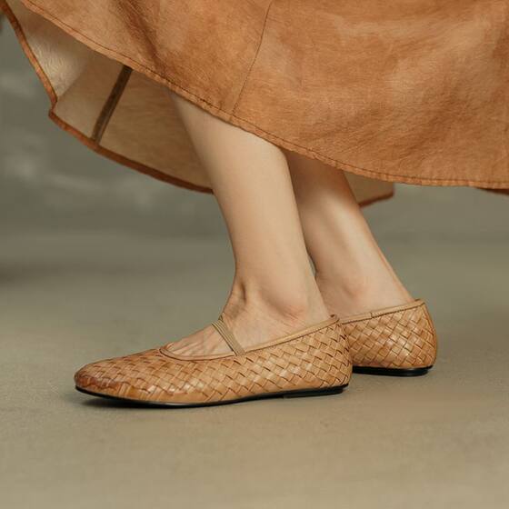 Washed horse leather hand-woven ballet shoes niche design French retro flat leather single shoes Mary Jen
Washed horse leather hand-woven ballet shoes niche design French retro flat leather single shoes Mary Jen