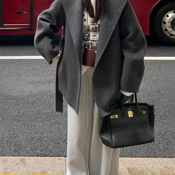 High-end small wool double-sided wool coat for women in winter small short wool loose hooded wool coat
High-end small wool double-sided wool coat for women in winter small short wool loose hooded wool coat