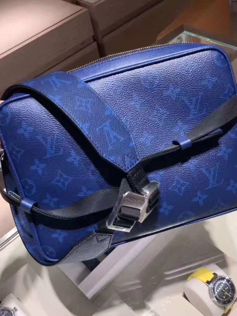 LV 限量单肩斜跨包 LV 限量单肩斜跨包