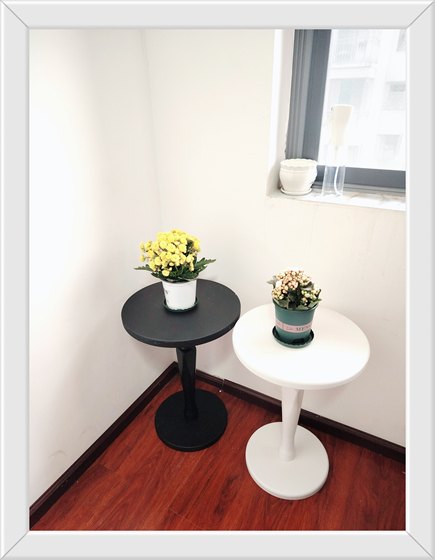 Solid wood side coffee table sofa side modern small apartment coffee table living room mobile round table
Solid wood side coffee table sofa side modern small apartment coffee table living room mobile round table