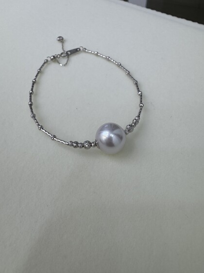 Australian White 10-11 18k gold bracelet almost flawless white bright and extremely bright
Australian White 10-11 18k gold bracelet almost flawless white bright and extremely bright