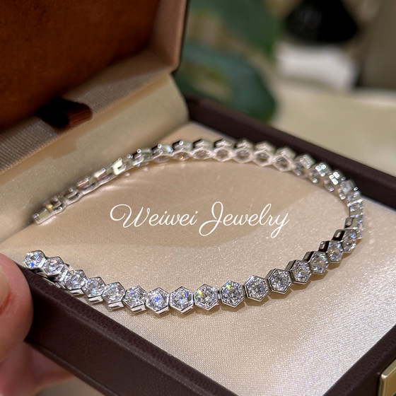 Hexagonal diamond bracelet geometric ice cube honeycomb full diamond bracelet women's 925 silver cool high-end versatile bracelet
Hexagonal diamond bracelet geometric ice cube honeycomb full diamond bracelet women's 925 silver cool high-end versatile bracelet