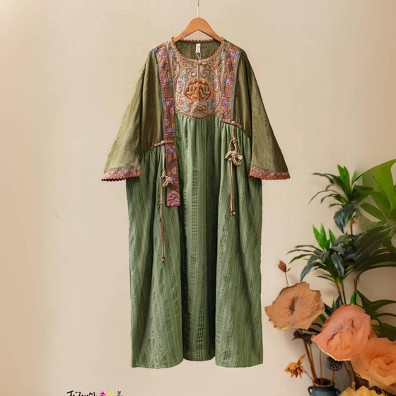 Chu Xin's original cotton and linen heavy industry embroidered robe, national style, retro ethnic style, loose jacquard long-sleeved dress
Chu Xin's original cotton and linen heavy industry embroidered robe, national style, retro ethnic style, loose jacquard long-sleeved dress