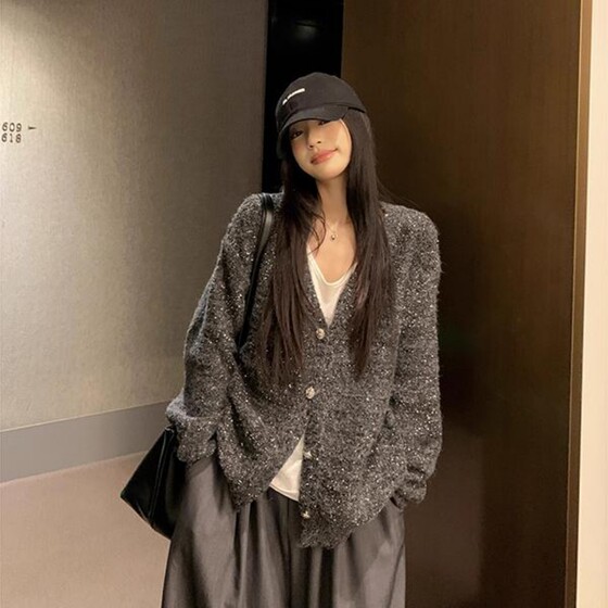 Hong Kong style lazy style sequin v-neck sweater jacket for women in autumn loose slim soft soft and long knitted cardigan
Hong Kong style lazy style sequin v-neck sweater jacket for women in autumn loose slim soft soft and long knitted cardigan