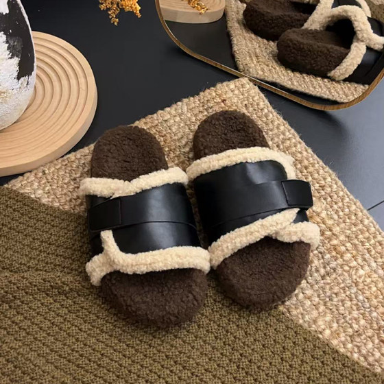 Retro fur slippers for women wearing 2025 new autumn and winter new lamb fur thick sole plus velvet warm fleece slippers
Retro fur slippers for women wearing 2025 new autumn and winter new lamb fur thick sole plus velvet warm fleece slippers