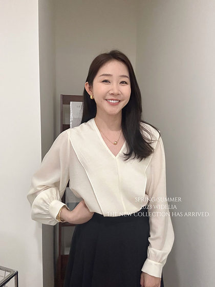 widelia Chen Jier summer Korean style niche design V-neck shirt female temperament apricot long-sleeved shirt 7210
widelia Chen Jier summer Korean style niche design V-neck shirt female temperament apricot long-sleeved shirt 7210