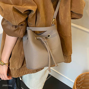 Temperament, versatile, fashionable, sophisticated, simple, foreign style, one-shoulder cross-body casual 2025 autumn women's portable bucket bag 
Temperament, versatile, fashionable, sophisticated, simple, foreign style, one-shoulder cross-body casual 2025 autumn women's portable bucket bag