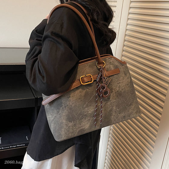Fashionable and exquisite design, versatile and simple, one-shoulder portable commuting 2025 autumn and winter women's tote bag 
Fashionable and exquisite design, versatile and simple, one-shoulder portable commuting 2025 autumn and winter women's tote bag