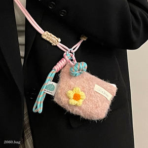Fashionable and versatile niche design woolen small bag 2025 cute new women's autumn and winter popular cross-body bag 
Fashionable and versatile niche design woolen small bag 2025 cute new women's autumn and winter popular cross-body bag