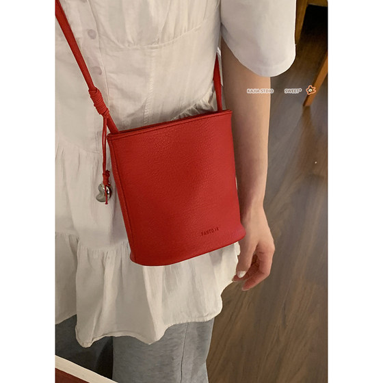 versatile ins small bag women's 2025 new trendy spring and summer fashion simple bucket bag casual commuter crossbody bag 
versatile ins small bag women's 2025 new trendy spring and summer fashion simple bucket bag casual commuter crossbody bag