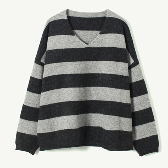 Feildan is very easy to wear, does not tolerate static electricity, is lazy, loose and versatile, cashmere blended V-neck wide striped sweater 9920 
Feildan is very easy to wear, does not tolerate static electricity, is lazy, loose and versatile, cashmere blended V-neck wide striped sweater 9920