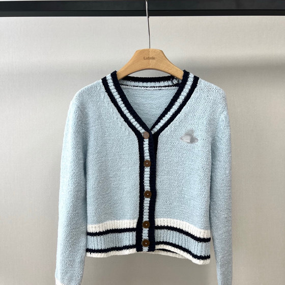 Niche Design 25 Winter Pure Desire Fresh Saturn Embroidery Contrast Color V-neck Slim Fit Knitted Sweater Jacket 
Niche Design 25 Winter Pure Desire Fresh Saturn Embroidery Contrast Color V-neck Slim Fit Knitted Sweater Jacket