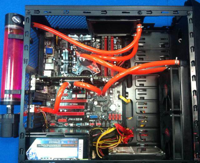 水冷电脑主机好吗_电脑主机水冷散热器_电脑主机水冷散热器