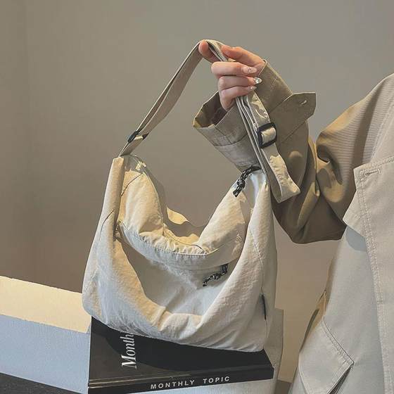 Casual bag women's 2025 new lightweight and versatile travel bag shoulder bag large capacity commuter crossbody bag 
Casual bag women's 2025 new lightweight and versatile travel bag shoulder bag large capacity commuter crossbody bag