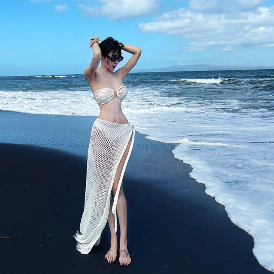 Big Fish French high-end three-point bikini sexy mesh long skirt beach vacation small breast swimsuit women
Big Fish French high-end three-point bikini sexy mesh long skirt beach vacation small breast swimsuit women