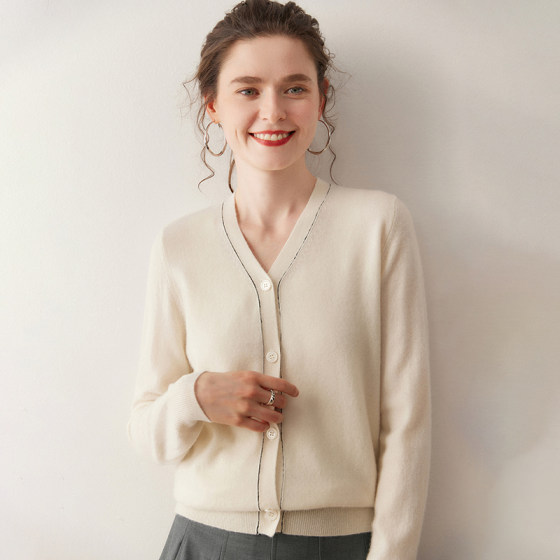 V-neck color-blocking cashmere cardigan for women in autumn and winter high-end long-sleeved knitted sweater loose cardigan jacket top
V-neck color-blocking cashmere cardigan for women in autumn and winter high-end long-sleeved knitted sweater loose cardigan jacket top