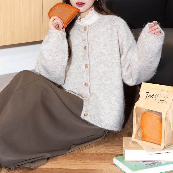 Tang Shi 2025 autumn and winter women's sweater simple style round neck cardigan jacket loose versatile and fashionable super beautiful
Tang Shi 2025 autumn and winter women's sweater simple style round neck cardigan jacket loose versatile and fashionable super beautiful