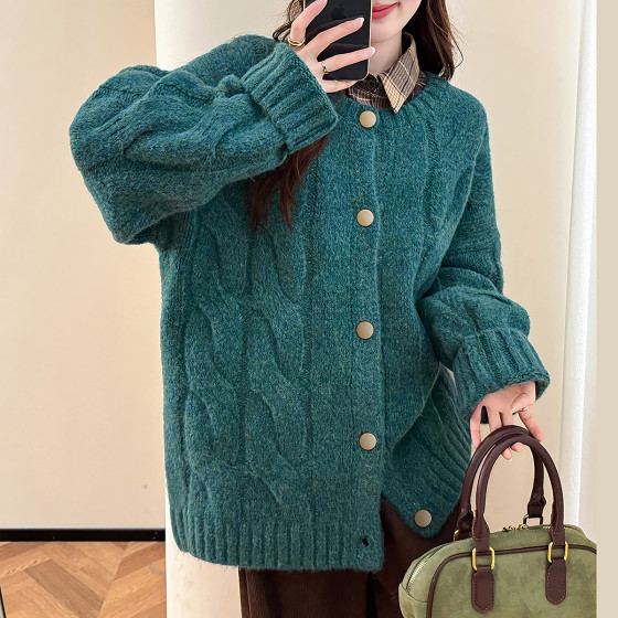 Tang Shi 2025 autumn and winter retro cable design cardigan jacket loose lazy style sweater jacket high-end feeling
Tang Shi 2025 autumn and winter retro cable design cardigan jacket loose lazy style sweater jacket high-end feeling
