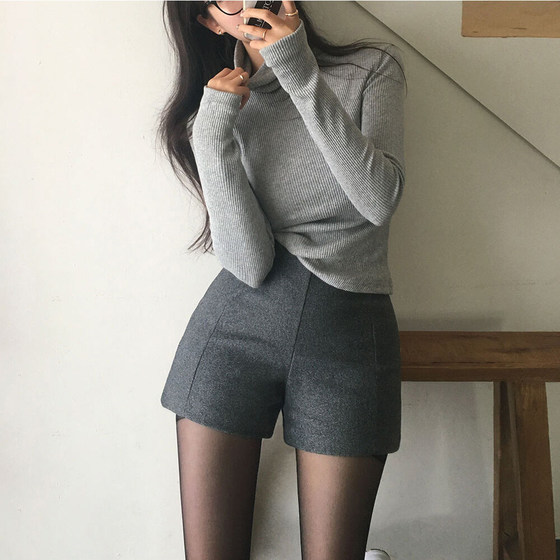 Gray woolen shorts for women in autumn and winter 2025 slim Korean style slim hip wool boots pants high waist bottom three-point pants
Gray woolen shorts for women in autumn and winter 2025 slim Korean style slim hip wool boots pants high waist bottom three-point pants