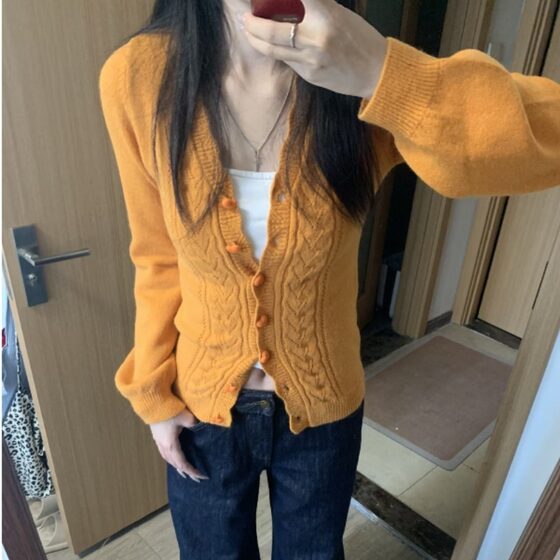 Shenzhen Nanyou high-end women's clothing 2025 early autumn new Korean hollow hook flower v-neck design knitted cardigan sweater
Shenzhen Nanyou high-end women's clothing 2025 early autumn new Korean hollow hook flower v-neck design knitted cardigan sweater