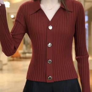 2025 early autumn new knitted cardigan for women's fashionable slim sweater for women short V-neck cardigan top 
2025 early autumn new knitted cardigan for women's fashionable slim sweater for women short V-neck cardigan top