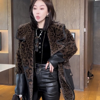 Okangni mid-length Okmie fur jacket 
Okangni mid-length Okmie fur jacket