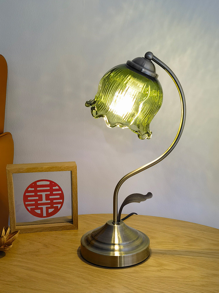 ノルディック様式のベッドサイドランプ - 寝室と勉強部屋用のLED