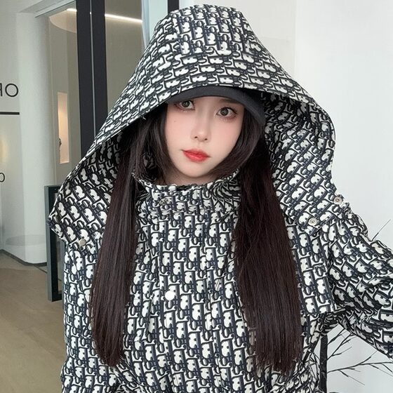 Hot luxury jacquard letter hooded jacket windbreaker jacket for women loose casual trousers mid-length jacket trendy
Hot luxury jacquard letter hooded jacket windbreaker jacket for women loose casual trousers mid-length jacket trendy