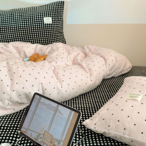 Limeng ins polka-dot plaid autumn and winter milk velvet four-piece set warm coral velvet sheets and quilt covers bedding 
Limeng ins polka-dot plaid autumn and winter milk velvet four-piece set warm coral velvet sheets and quilt covers bedding