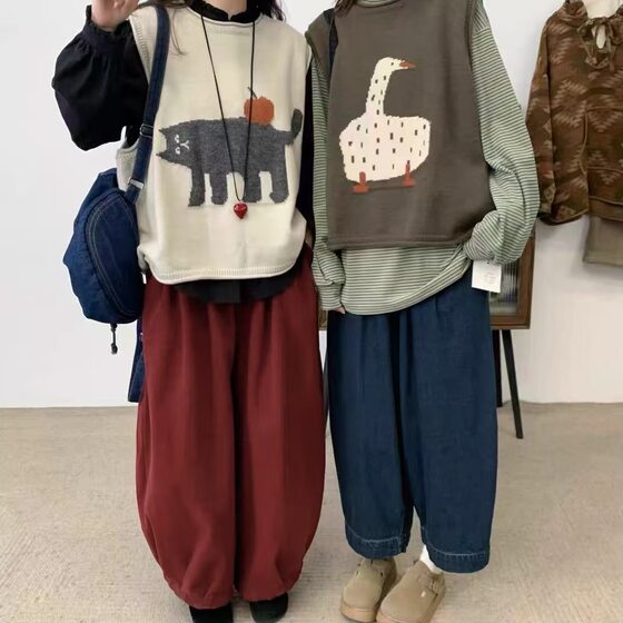 Jibujianchuan 2447 autumn and winter layering age-reducing Japanese and Korean loose large size fat mm large size cartoon knitted vest vest
Jibujianchuan 2447 autumn and winter layering age-reducing Japanese and Korean loose large size fat mm large size cartoon knitted vest vest