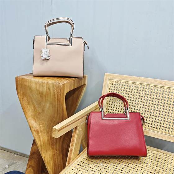 Lele's warehouse women's genuine leather bag 2025 new light luxury brand women's bag portable cowhide middle-aged mother bag 
Lele's warehouse women's genuine leather bag 2025 new light luxury brand women's bag portable cowhide middle-aged mother bag