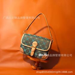 Autumn and winter new intangible cultural heritage brocade medium baguette bag new Chinese style gold woven to attract wealth B502 Autumn and winter new intangible cultural heritage brocade medium baguette bag new Chinese style gold woven to attract wealth B502