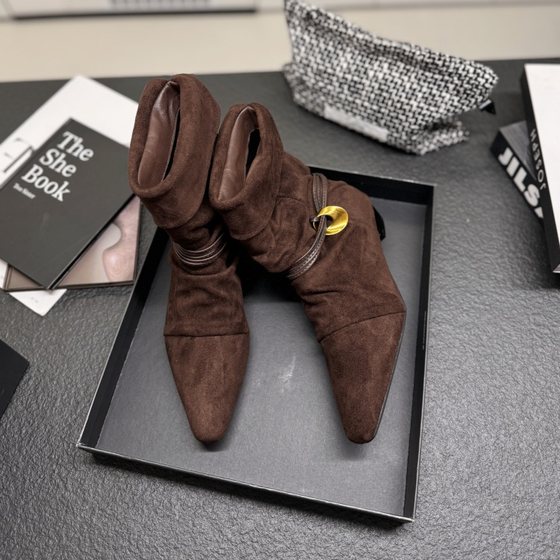 European and American suede fashionable short boots for women 2025 autumn low heel pointed fashion boots ins style western boots youth boots trendy
European and American suede fashionable short boots for women 2025 autumn low heel pointed fashion boots ins style western boots youth boots trendy
