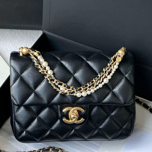 Chanel 24 new pearl chain black gold sheepskin square fat man carry crossbody women's bag 
Chanel 24 new pearl chain black gold sheepskin square fat man carry crossbody women's bag