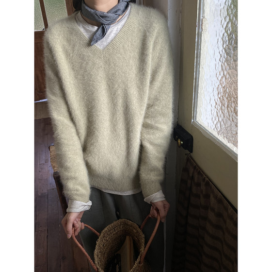Daisy BellisPerennis2025AW Tea Green 42% Fox V-neck Sweater 
Daisy BellisPerennis2025AW Tea Green 42% Fox V-neck Sweater