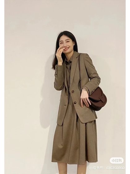 Spot new wool single-sided knitted fabric single-breasted suit + pants + workwear waist pleated dress
Spot new wool single-sided knitted fabric single-breasted suit + pants + workwear waist pleated dress