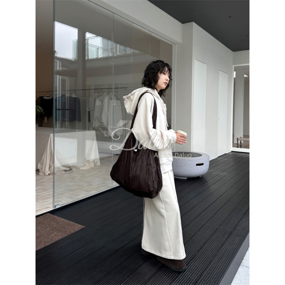 Daluo Daluo fabric is so comfortable! Buyer shop/style high-end age-reducing feeling! Slit back long skirt
Daluo Daluo fabric is so comfortable! Buyer shop/style high-end age-reducing feeling! Slit back long skirt