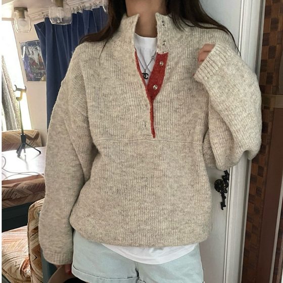 South Korea's niche stand collar lazy style contrasting color hidden button hem drawstring top pullover sweater sweater women
South Korea's niche stand collar lazy style contrasting color hidden button hem drawstring top pullover sweater sweater women