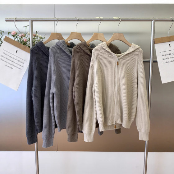 versatile style of autumn and winter, Korean wool blend soft and glutinous double zipper knitted hooded sweater jacket
versatile style of autumn and winter, Korean wool blend soft and glutinous double zipper knitted hooded sweater jacket