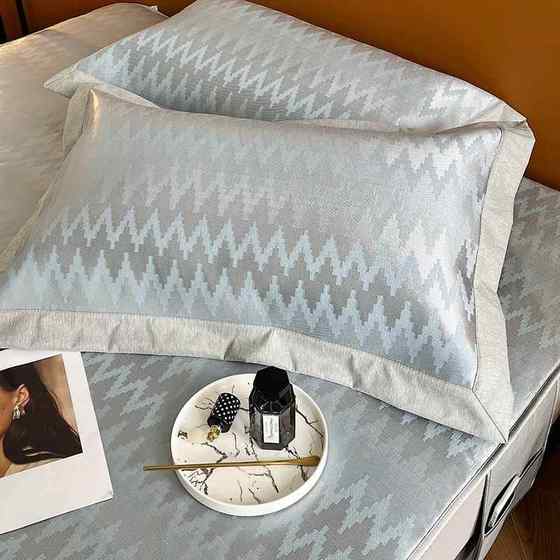 Class A summer light luxury wind and ice silk mat three-piece set high-end jacquard washable air conditioning soft mat bed cover bed style
Class A summer light luxury wind and ice silk mat three-piece set high-end jacquard washable air conditioning soft mat bed cover bed style