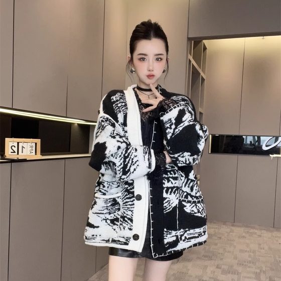 Mid-length knitted sweater cardigan jacket for women 2025 new autumn V-neck loose lazy style European top trendy
Mid-length knitted sweater cardigan jacket for women 2025 new autumn V-neck loose lazy style European top trendy