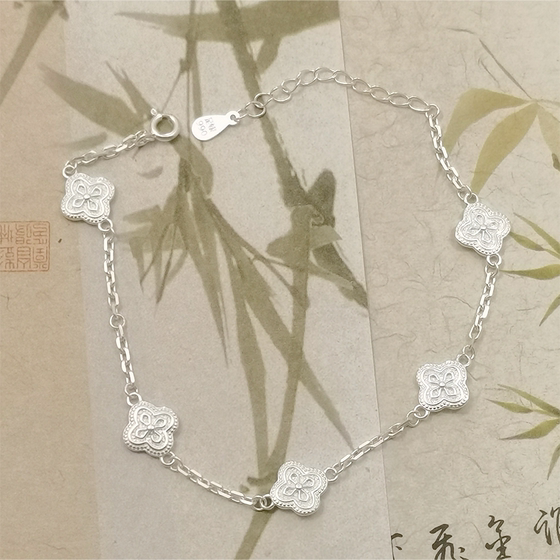 Foot silver 999 sterling silver bracelet women's design feel foot silver four-leaf clover five-flower bracelet ins style fresh temperament
Foot silver 999 sterling silver bracelet women's design feel foot silver four-leaf clover five-flower bracelet ins style fresh temperament