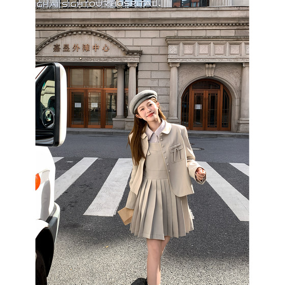 FF BLUE Luff Girl Korean Academy Style Yuanbao Collar Suit Vest Pleated Skirt Reducing Age-reducing High-end Suit
FF BLUE Luff Girl Korean Academy Style Yuanbao Collar Suit Vest Pleated Skirt Reducing Age-reducing High-end Suit
