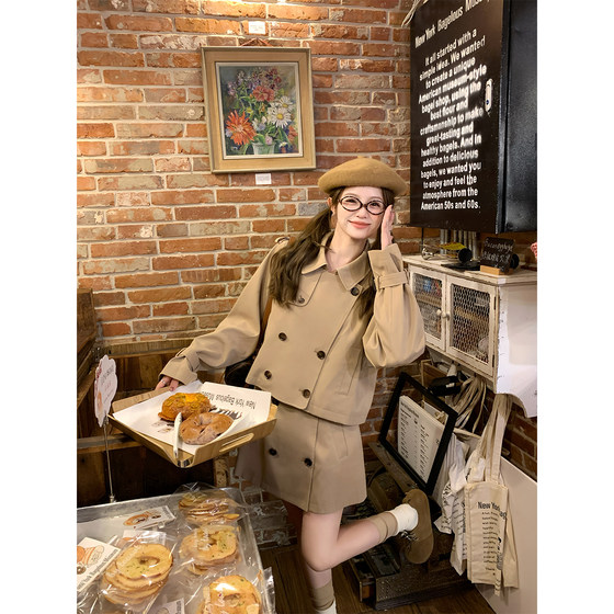 FF BLUE Cambridge Evening Breeze 70 Cotton Classic Khaki Short Jacket Skirt Autumn New Fashion Trench Coat Set
FF BLUE Cambridge Evening Breeze 70 Cotton Classic Khaki Short Jacket Skirt Autumn New Fashion Trench Coat Set