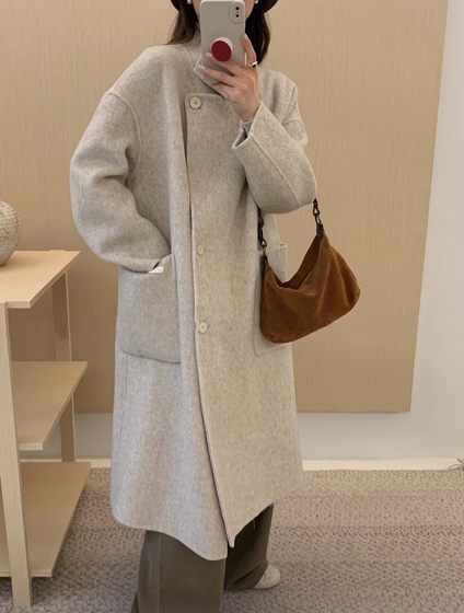 Korea Dongdaemun 2025 autumn and winter new double-sided cashmere coat for women's mid-length stand-up collar loose Hepburn style jacket
Korea Dongdaemun 2025 autumn and winter new double-sided cashmere coat for women's mid-length stand-up collar loose Hepburn style jacket