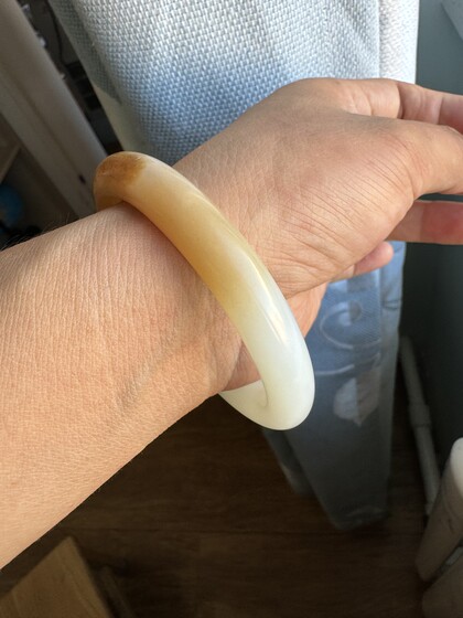 Hetian jade sugar mutton fat white jade bracelet half mountain half water oil glutinous round strip 55 circle women's beauty bracelet jade bracelet
Hetian jade sugar mutton fat white jade bracelet half mountain half water oil glutinous round strip 55 circle women's beauty bracelet jade bracelet