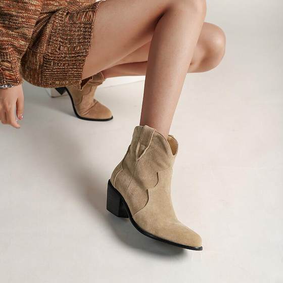 New European and American style retro short boots for women in autumn and winter, fashion matte foreign trade pointed toe mid-tube mid-heel knight short boots
New European and American style retro short boots for women in autumn and winter, fashion matte foreign trade pointed toe mid-tube mid-heel knight short boots